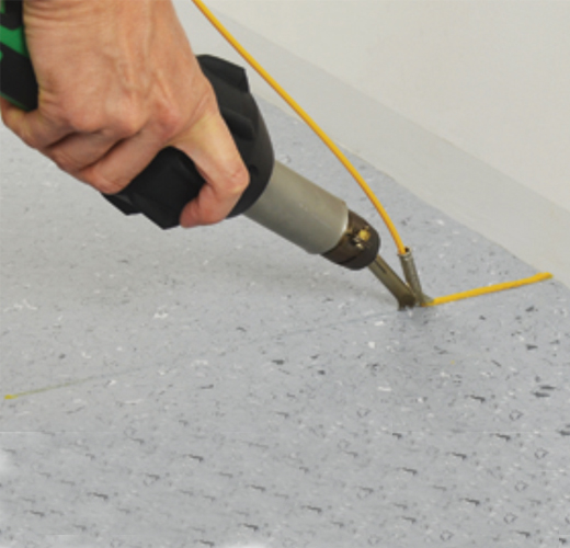 M&aacute;y h&agrave;n nhựa cầm tay Triac ST trong thi c&ocirc;ng h&agrave;n s&agrave;n nhựa