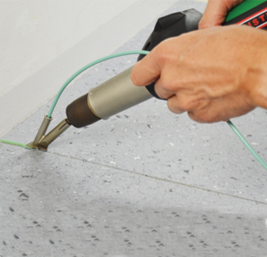 Triac ST trong thi c&ocirc;ng h&agrave;n s&agrave;n nhựa vinyl, s&agrave;n nhựa PVC, s&agrave;n nhựa thể thao