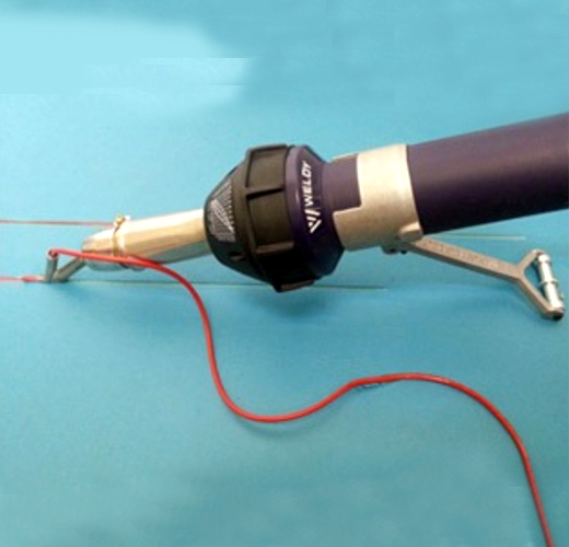 Weldy HT 1600W trong thi c&ocirc;ng h&agrave;n s&agrave;n nhựa vinyl, s&agrave;n nhựa PVC, s&agrave;n nhựa thể thao